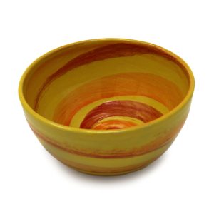 Skål i ler 254 dekoreret med gul, rød og orange penselglasur.